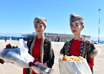 Ысык-Көлдө коңшу өлкөлөрдүн президенттерин тосуп алган кыздардын кийими көңүл чордонунда