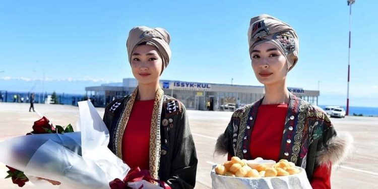 Ысык-Көлдө коңшу өлкөлөрдүн президенттерин тосуп алган кыздардын кийими көңүл чордонунда