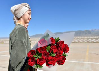 Ысык-Көлдө коңшу өлкөлөрдүн президенттерин тосуп алган кыздардын кийими көңүл чордонунда