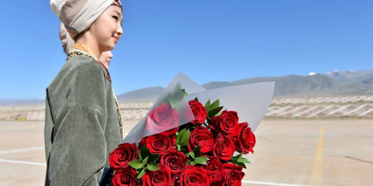 Ысык-Көлдө коңшу өлкөлөрдүн президенттерин тосуп алган кыздардын кийими көңүл чордонунда