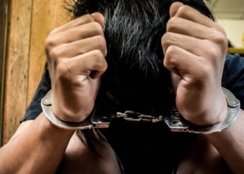 «Башына баштык кийгизип, арматура менен сабашкан». 4 милиция кызматкери кыйноо кылмышы боюнча кызматтан кетти