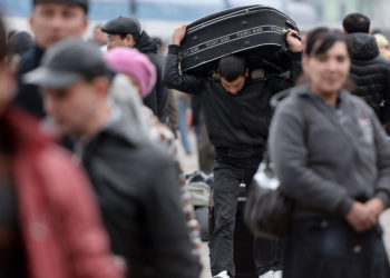 «Кара тизмеге» кирген 47 миңдей кыргызстандыктын Орусияга кирүүсүнө коюлган чектөөлөр алынды