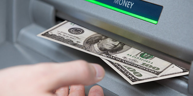 Банкоматтардан доллар алууда комиссия кармалып жатат. Улуттук банк маалымат берди