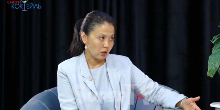 Акыйкатчы: «Жаңы кызматка келгенде кыргызча билбеген, саат 6 болору менен үйүнө жөнөгөндөрдү көрдүм»