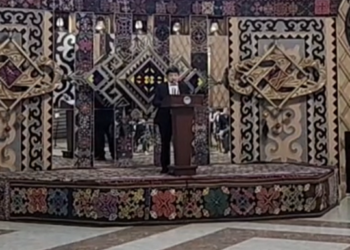 Жапаров журналисттер менен блогерлерди иргеп чакырып, жолугушуу өткөрүп жатат