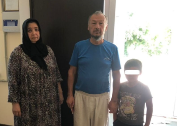 «Ата-энеси Орусияга кетишкен». Ошто адашып кеткен бала чоң атасы менен чоң апасына өткөрүлдү