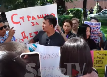 Бишкекте 13 жаштагы кыздын зордукталышы. Митингге чыккандар ИИМ башчысынын отставкага кетишин талап кылышты