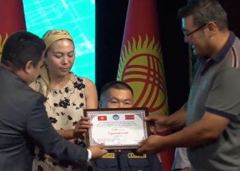 «Ким дарыгер кызга үйлөнсө 50 миң сом». Таласта жаш жубайлар сүйүнчү акча алышты (видео)