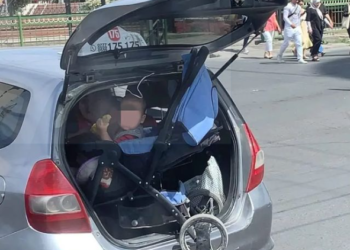 Ошто айдоочу унаанын багажнигине баланы коляскасы менен кошо салып алгандагы сүрөт тарады