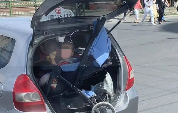 Ошто айдоочу унаанын багажнигине баланы коляскасы менен кошо салып алгандагы сүрөт тарады