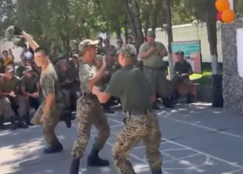 Аскерлерге ырдаган Гүлназ Чыныбек кызы. Ырчы интернетте тарап жаткан видео тууралуу айтты