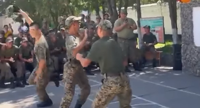 Аскерлерге ырдаган Гүлназ Чыныбек кызы. Ырчы интернетте тарап жаткан видео тууралуу айтты