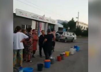 «10 күндөн бери суу жок». Таш-Дөбө айылынын тургундары бош чакалары менен көчөгө чыгышты