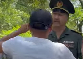 «Инимди кайрып бергиле!» Аскер бөлүктө каза болгон жоокердин агасы министрдин орун басарына ыйлап кайрылды (видео)