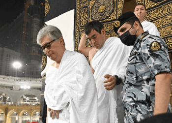 Казакстан президенти Касым-Жомарт Токаев Меккеде кичи ажылыкка барып, Каабанын ичине кирди (видео)