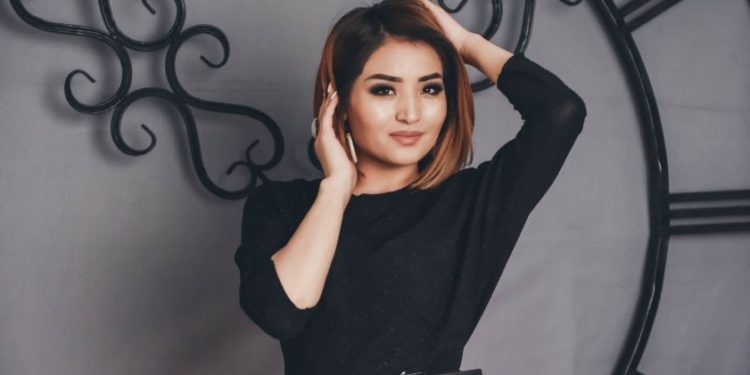 «400 миң сом жумшадым». Ырчы Алтынай Жайнакова Бишкекте кийимдер дүкөнүн ачты