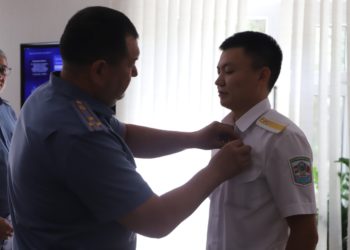 Өрттөнүп жаткан үйдөн энеси менен кызынын өмүрүн сактап калган милиция кызматкери «Каармандык» медалы менен сыйланды