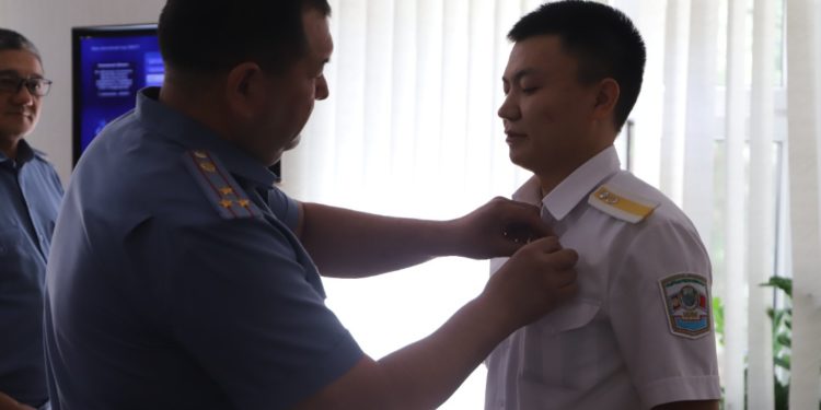 Өрттөнүп жаткан үйдөн энеси менен кызынын өмүрүн сактап калган милиция кызматкери «Каармандык» медалы менен сыйланды