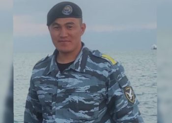 Ысык-Көлдө сууга чөгүп бара жаткан аялды милиция аман алып калган