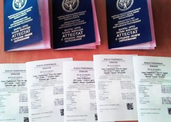 Чүйдө соттолгон окуучуларга аттестаттар тапшырылды (сүрөт)