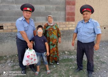Сузакта милиция менен жергиликтүү бийлик жашоо-шарты оор, жардамга муктаж жарандарга кол сунду (сүрөт)
