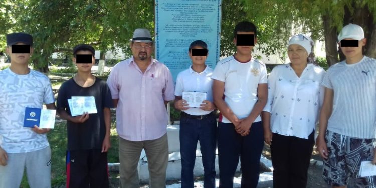 Чүйдө абактагы 7 өспүрүм окууну аяктагандыгы тууралуу күбөлүк алды (сүрөт)
