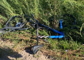 Ысык-Көлдө казакстандыкты велосипеди менен кошо сүзүп кеткен. Ал окуя болгон жерде көз жумду (видео)