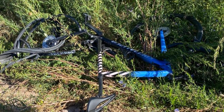 Ысык-Көлдө казакстандыкты велосипеди менен кошо сүзүп кеткен. Ал окуя болгон жерде көз жумду (видео)