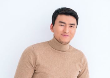 АКШда жашаган ырчы Эрлан Андашев Бишкекте жеке концертин берет (видео)