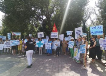 №61 мектептин окуучуларынын ата-энелери директор Низовскийди сынакка катыштырбоо талабы менен митингге чыгышты (фото)