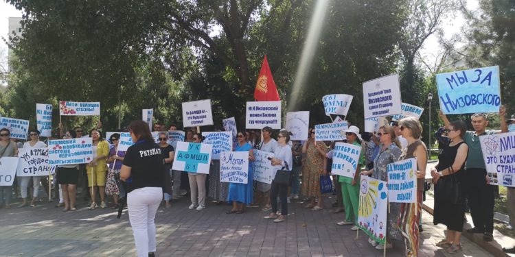 №61 мектептин окуучуларынын ата-энелери директор Низовскийди сынакка катыштырбоо талабы менен митингге чыгышты (фото)