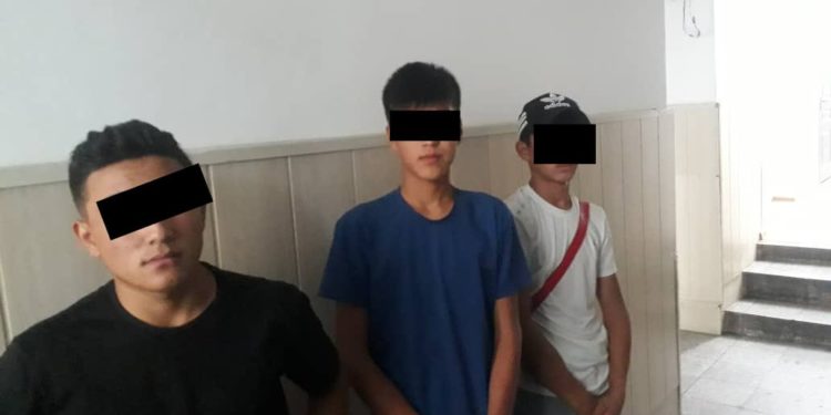 Бишкекте күч колдонуп тоноого шектелип 2 өспүрүм кармалды