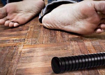 «Кемсинтүү, башына баштык кийгизүү, колун байлап сууга тумчуктуруу». Кыргызстанда дагы кантип кыйнашат?