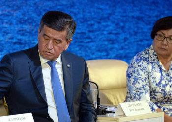 Отунбаева менен Жээнбековду айрым артыкчылыктарынан ажыратуу сунушталууда