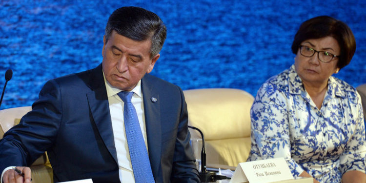 Отунбаева менен Жээнбековду айрым артыкчылыктарынан ажыратуу сунушталууда