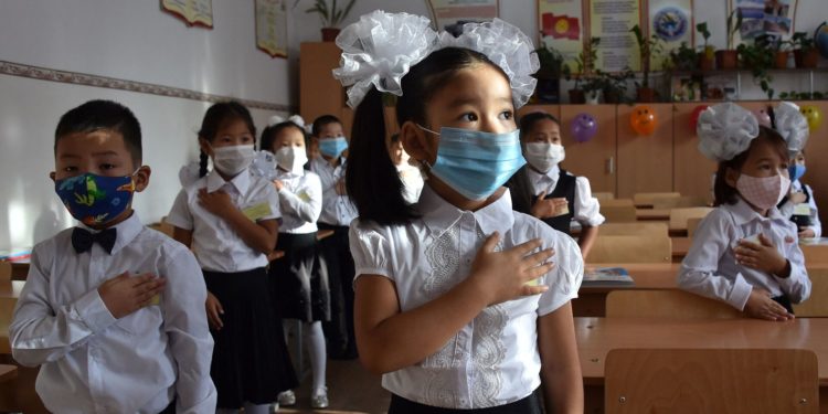 1-сентябрдан тартып мектептерде окуу жуманын башында жана аягында гимн жаңырат