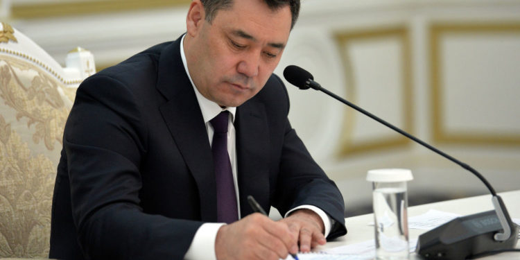 25-ноябрь күнү Бишкекте Элдик курултай өтөт. Жарлыкка кол коюлду