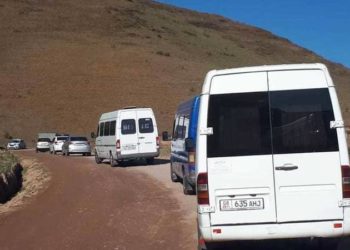 Чуңкурчактын жолунда унаалардын узун кезеги жаралды (видео)