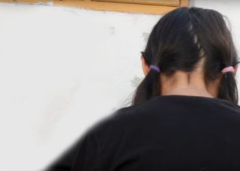 «Кызга сөйкө салууну сунуштап жатышат». Укук коргоочулар Кара-Көлдө 26 жаштагы жаран 13 жаштагы кыз менен жыныстык катнашка барып жүргөнүн айтышты