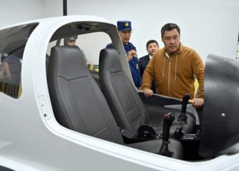 Садыр Жапаров Өзгөчө кырдаалдар министрлигине жаңы атайын техникаларды тапшырды (сүрөт)