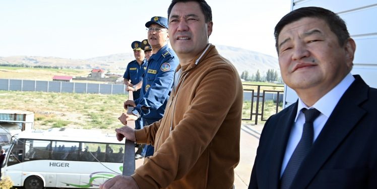 Садыр Жапаров Өзгөчө кырдаалдар министрлигине жаңы атайын техникаларды тапшырды (сүрөт)