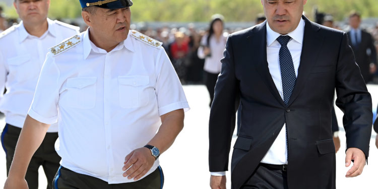 «Эмне үчүн ушул чекисттерге эле үй бериле берет?». Жапаров жооп узатты