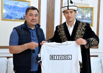 Бокс боюнча дүйнө чемпиону Дмитрий Бивол Садыр Жапаровго мээлей белек кылды