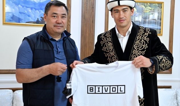 Бокс боюнча дүйнө чемпиону Дмитрий Бивол Садыр Жапаровго мээлей белек кылды