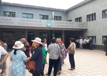 Кой-Таш окуясы. Биринчи Май райондук сотунун алдында митинг өтүп жатат