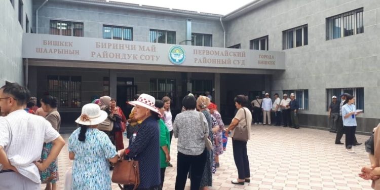 Кой-Таш окуясы. Биринчи Май райондук сотунун алдында митинг өтүп жатат