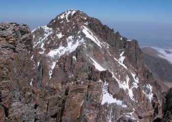 «Учитель» чокусунан түшүп келе жатып, тоодон кулаган альпинист изделип жатат