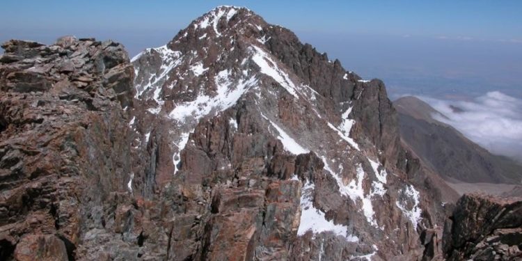 «Учитель» чокусунан түшүп келе жатып, тоодон кулаган альпинист изделип жатат