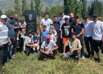 Дмитрий Бивол эмгек сиңирген машыктыруучу Адылкан Бекболотовдун мүрзөсүнө барды