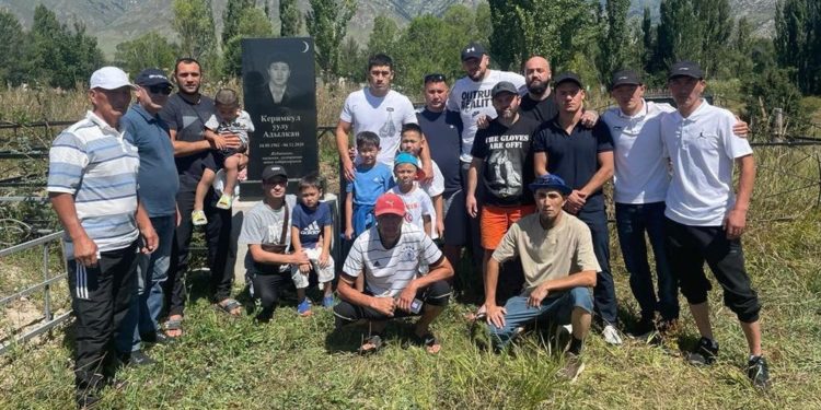 Дмитрий Бивол эмгек сиңирген машыктыруучу Адылкан Бекболотовдун мүрзөсүнө барды